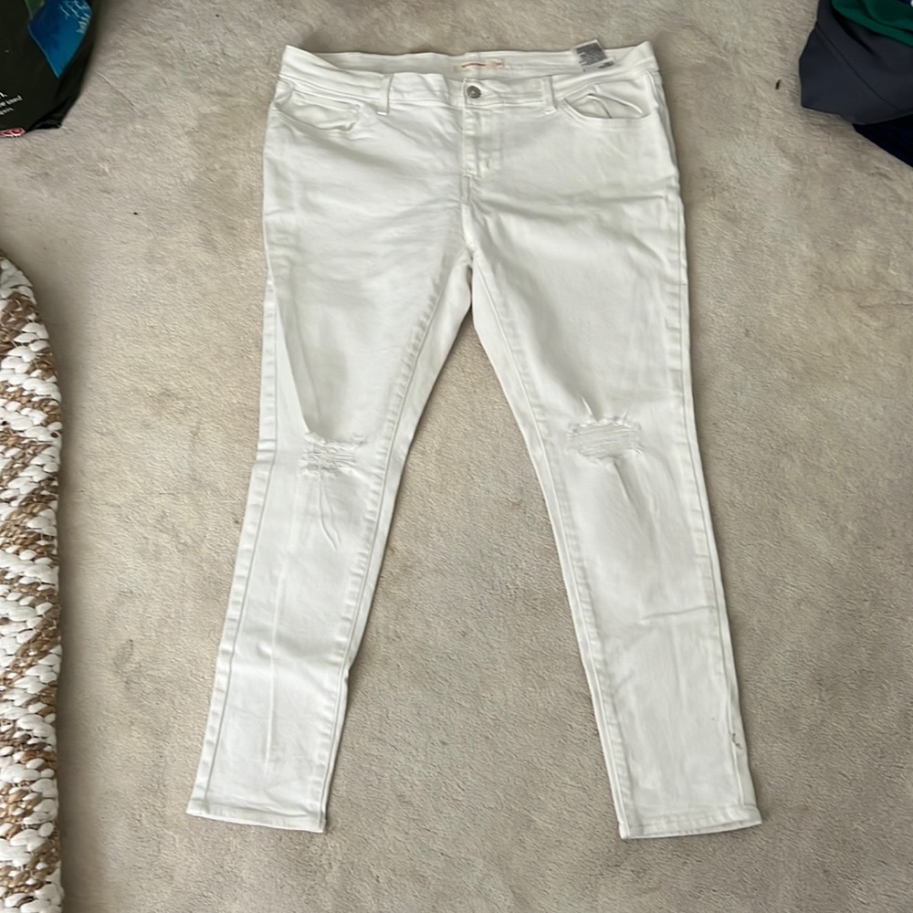 White jeans. Size 34. Levi. Ripped knees